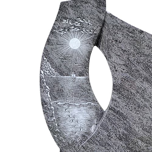 Grabstein-Veredelung mit feiner floraler Detailarbeit